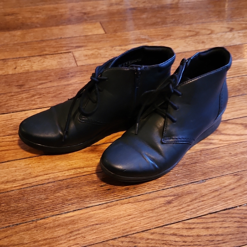 Clarks Caddell Hop Black Ankle Boots